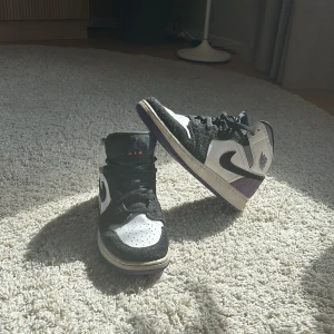 Jordan 1 mid - Tjena, säljer nu mina Jordan pga att dem har blivit för små. Snygga och passar till allt. Skick 7,5/10. Köpta från stadiumgoods och orginalbox finns. Nypris: 2300kr Pris kan diskuteras vid snabb affär. Självklart äkta
