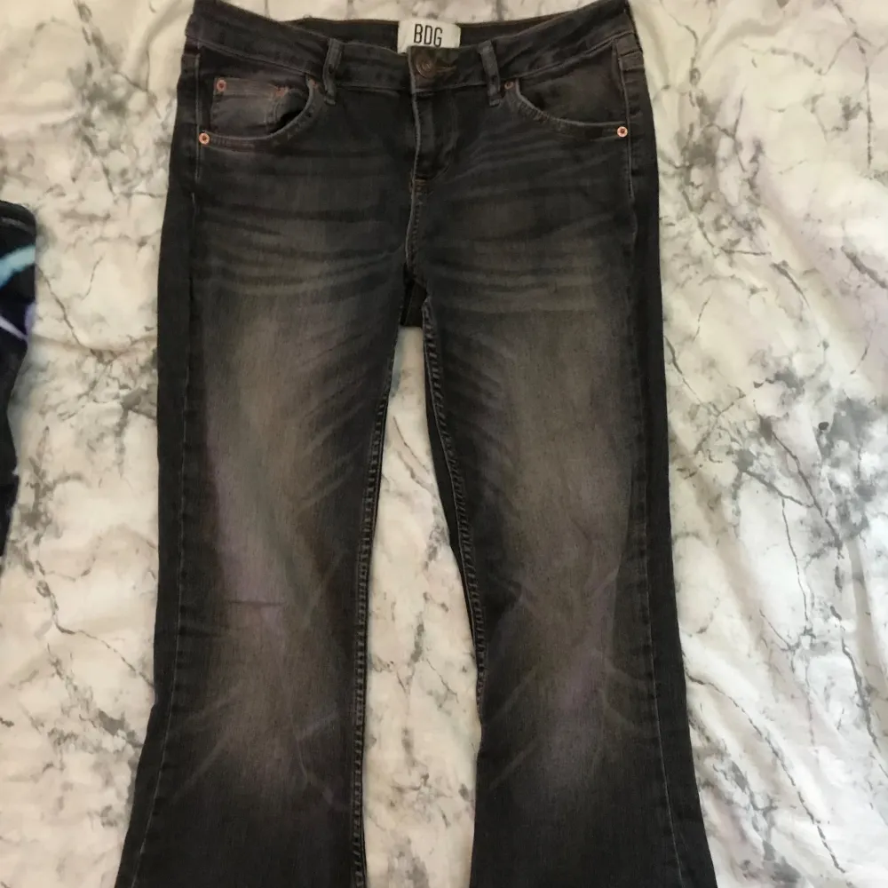 Skit snygga lågmidjade bootcut jeans gråa och knappt använda. Säljer pågrund av att det är för korta på mig är 172 för referens. Jeans & Byxor.