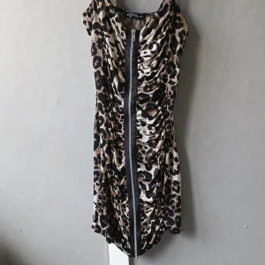 Klänning - Klänning från sisters point.  Ribbad efter båda sidorna med dragkedja framm