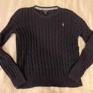 Ralph Lauren stickad tröja - Säljer denna kabelstickade marinblåa tröja (rosa häst) från Ralph lauren, skicket är superfint och nästan aldrig använt!! Barnstolek 16 år och passar mig mycket bra som har xs/s💕 Hör av er vid funderingar! 100% bomull nypris 1500kr