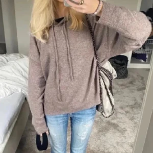 Stickad hoodie - Säljer denna super söta stickade hoodien då den inte kommer till användning. Tröjan är från Lindex och är heeelt slutsåld❤️ köpte tröjan från en annan tjej här på plick. Säljer för 259 (Bilden är lånad❤️)