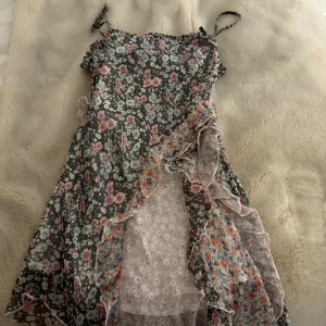 Klänning - Sommar klänning, så fin, aldrig använd❤️ nyskick✨✨storlek M men fungerar lika bra som S