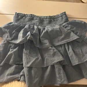 Volang kjol  - Volang kjol från hm i storlek 10-12 år men skulle säga att det är en XS-S, då jag själv brukar ha de storlekarna och kan ja kjolen💞💞