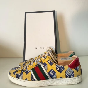 Gucci Ace Metallic Printed Satin Sneaker - Hej, säljer ett par riktigt coola Gucci sneakers. Unika och sällsynta. Utstickande med snyggt och klassiskt GG mönster. Nypris över 7000kr. Box medkommer ej, endast skor Storlek 43. Använda mycket och flera tecken på användning. Hör av dig i DM! 