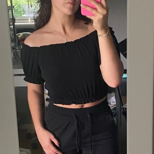 Svart topp - Har knappt använt den så kvaliteten är bra, ser nästan ny ut:) 