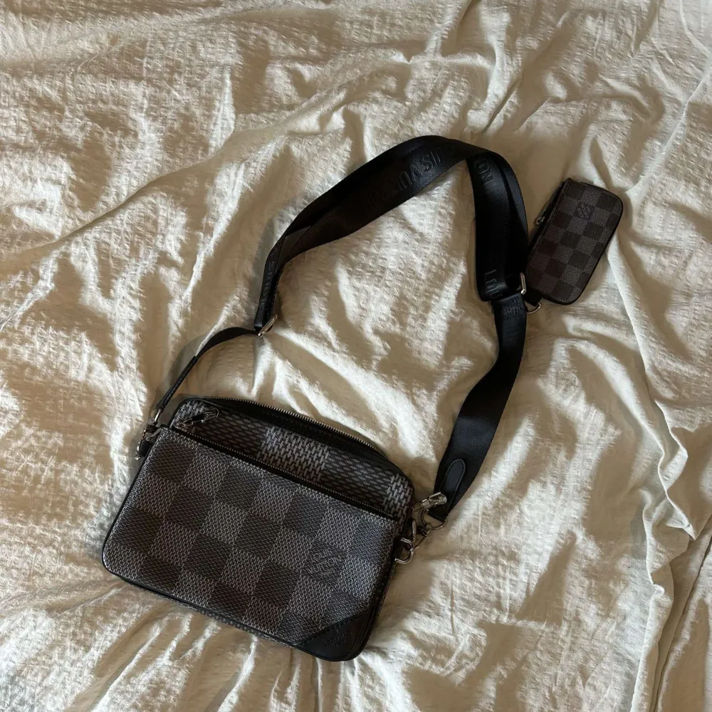 Louis Vuitton väska. Perfekt att ha sina grejer i under sommaren. Perfekt skick. Säljs pågrund av att jag inte använder den. Billigt pris för en äkta Louis Vuitton väska. Kontakta vid frågor.. Accessoarer.