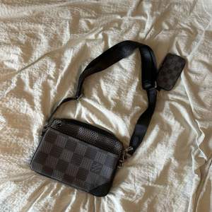 Louis Vuitton väska. Perfekt att ha sina grejer i under sommaren. Perfekt skick. Säljs pågrund av att jag inte använder den. Billigt pris för en äkta Louis Vuitton väska. Kontakta vid frågor.