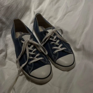 Converse skor - Marinblå Converse i storlek 40, har används ett fåtal gånger, inga skador eller fel, dock lite bortskavt på ena hälen på bild 4 men inget som märks av😊