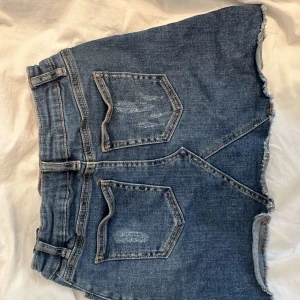 y2k mini jeans kjol  - mini jean skirt, sitter ganska kort och tajt. ❤️❤️❤️köptes på second hand