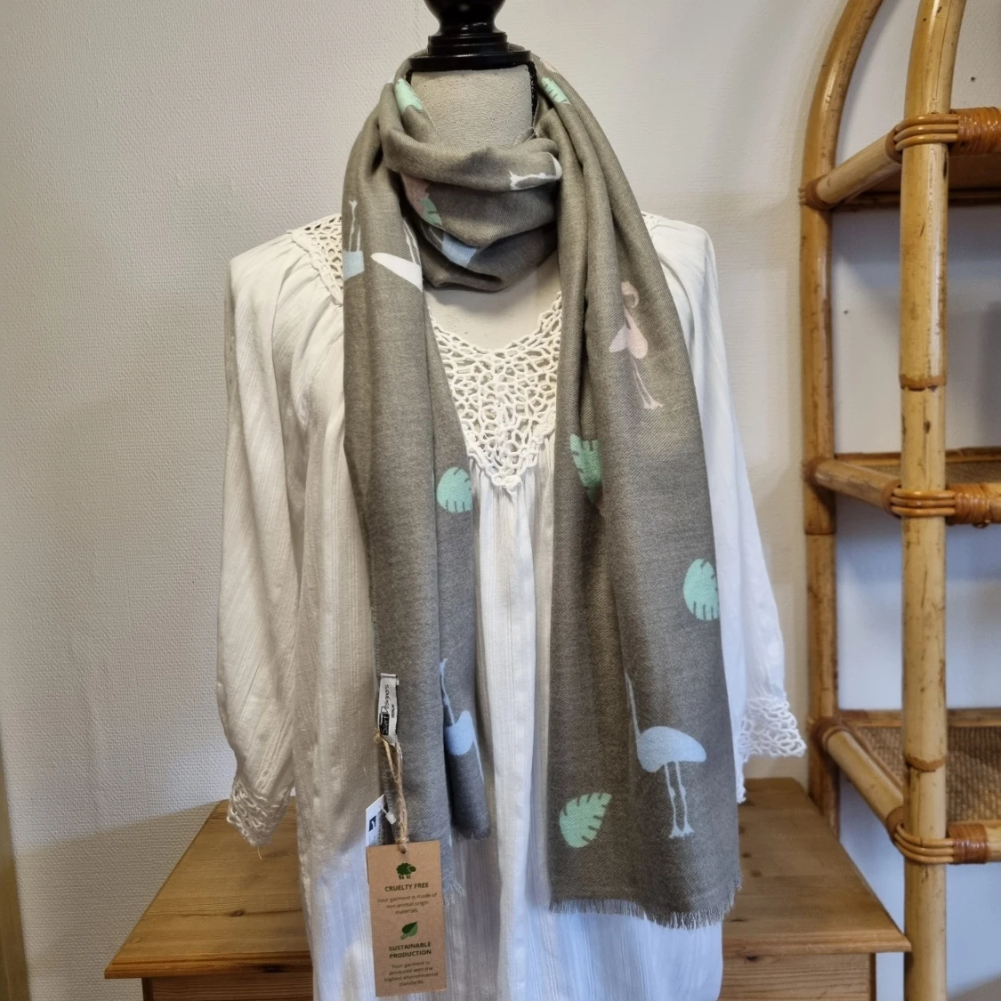 Grå halsduk med flamingomönster - 90