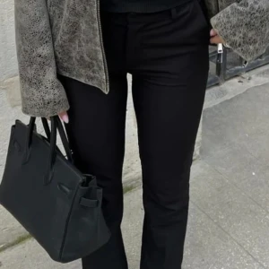 Kostymbyxor  - Svarta kostymbyxor som är oanvända, ordinarie pris 499kr!