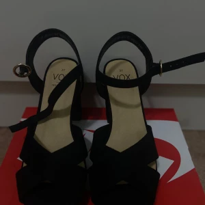 Klackskor  - Svarta klackskor i storlek 37, har haft på mig 1 gång inomhus