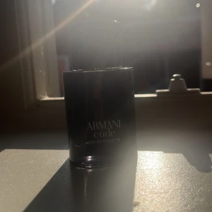Armani Code edt  - Säljer min Armani code Edt det är ungefär 47 ml kvar ordinarie pris 900:- Anledningen till att jag säljer den ör att den inte kommer till användning perfekt till hösten och sommarn 