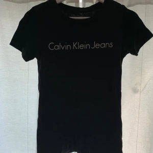 Svart Calvin Klein T-shirt  - Använd ett fåtal gånger. Kan lämnas/hämtas i Karlskrona beroende på ställe!