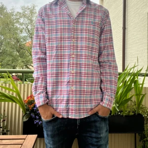 Raplh lauren skjorta - Snygg Raplh lauren skjorta med ett unikt randigt mönster. Fint skick och knappt använd!