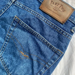 Vintage Part Two Jeans - Vintage jeans från Part Two i gott skick!  ≈36cm tvärs över midjan  Part two är ett välkänt företag med jeans av fin kvalitet samt passform anpassad utefter kvinnor.  Därav köpta för ca1000   