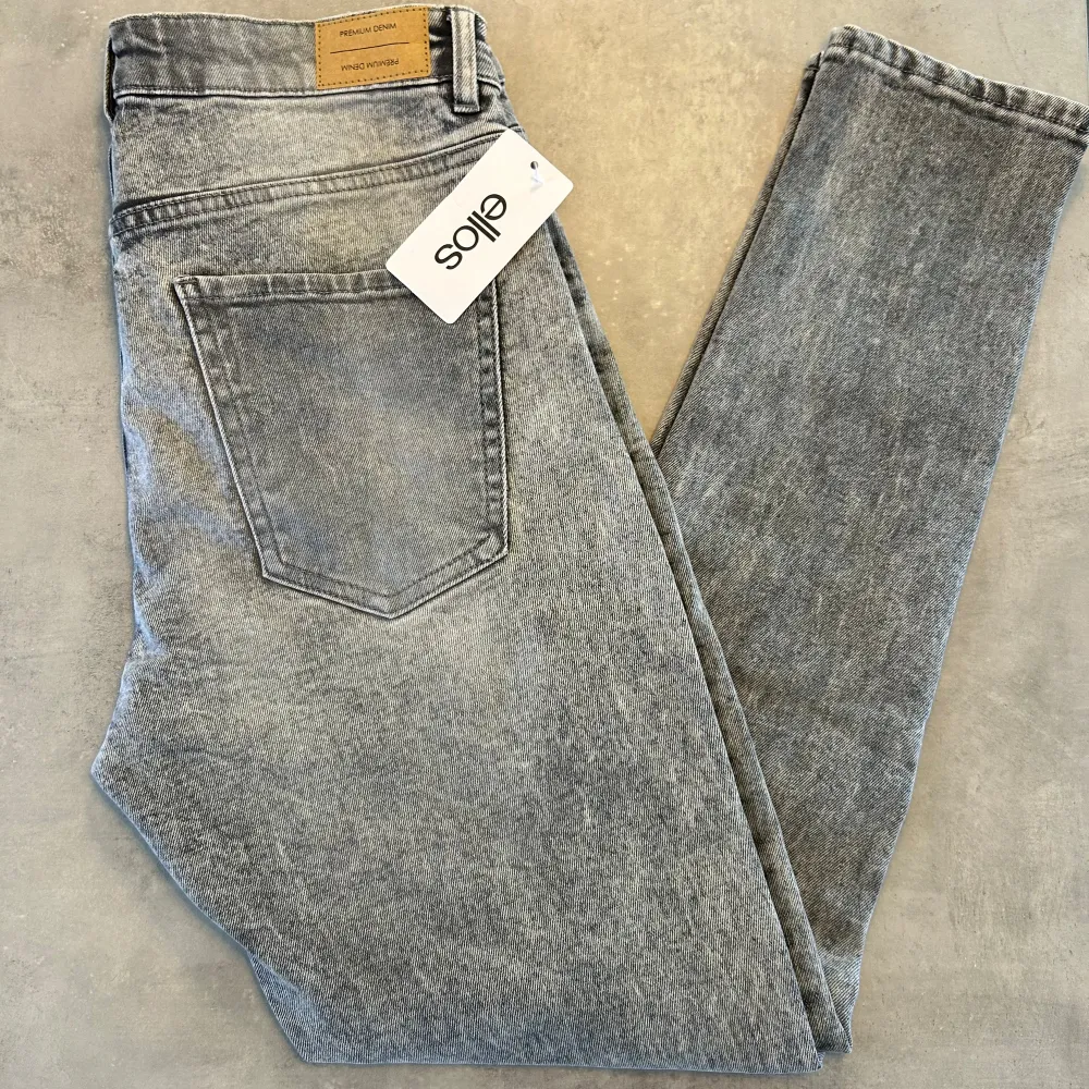 Helt nya jeans med den perfekta gråa färgen, dessa var tyvärr för långa för mig och jag upplevde dom något små/tighta så det passar nog bra till någon som är en L/XL också.. Jeans & Byxor.