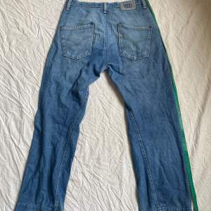 Nas Tra Vogue unisex jeans  90s jeans från vintage shop   38 cm tvärs över midjan   Dolda knappar 