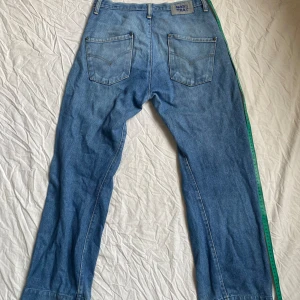 Vogue Jeans från vintage shop - Nas Tra Vogue unisex jeans  90s jeans från vintage shop   38 cm tvärs över midjan   Dolda knappar 