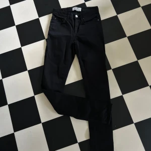 Jeans från Acne strl 25/34 i fint skick  - Jeans svarta skin 5 black Acne  Strl 25/34