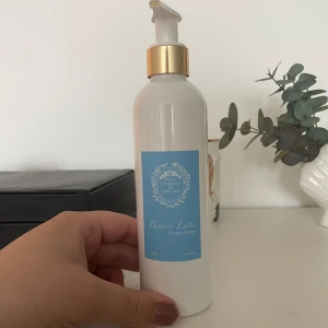 Bianco latte body lotion  - Endast provad 3 gånger, mycket kvar, ursprungligen 250 ml🍯🥛  Luktar super gott, som parfymen. Super bra att ha  innan parfym och  för layerings😍