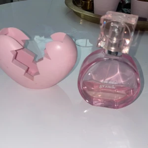 Ariana Grande parfym  - Söt och ungdomlig parfym.Falsken är 50 ml men innehållet som är kvar är ungefär 20 ml 