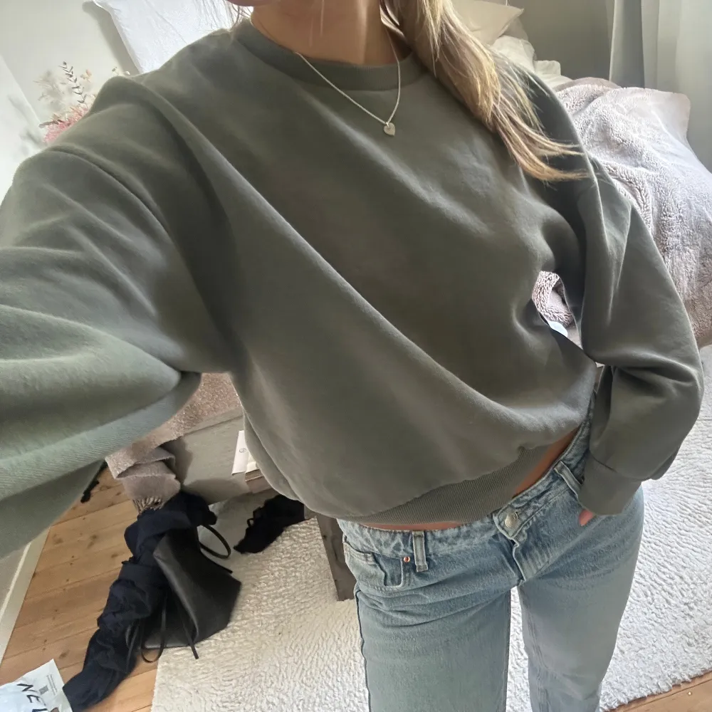 Super snygg grön/grå sweatshirt från Gina, lite kortare i modellen. Hoodies.