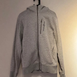 Sail racing hoodie - Tjena! Jag säljer nu denna fina koftan från märket Sail Racing • Skick 8/10 • Storlek S • Nypris : 1499kr • Mitt pris : 699kr • Hör gärna av er vid frågor eller funderingar.