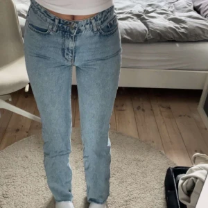 jeans - chiquelle  - blåa jeans från chiquelle, i rak modell❤️ i storlek 36!