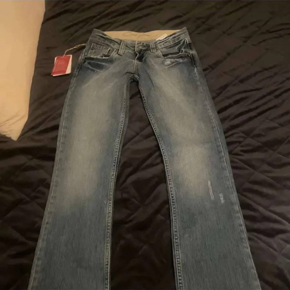 Jättesnygga lågmidjade bootcut jeans, prislappen är kvar😍😍 storleken är W26 L34 men de känns mindre i midjan. Jeans & Byxor.