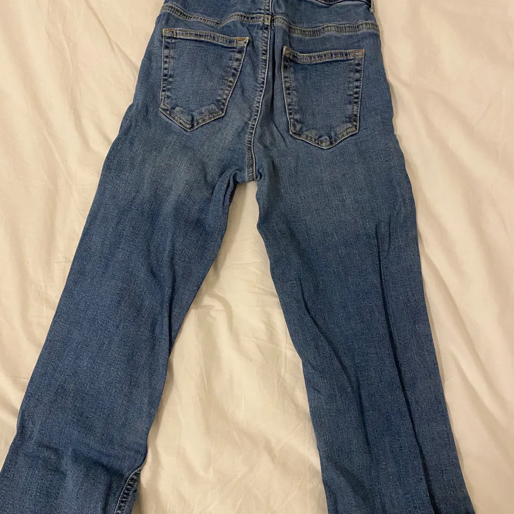  Ett par blå snygga jeans i bra skick och för billigt pris.original pris från butiken är 650kr.. Jeans & Byxor.