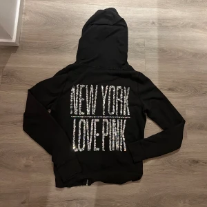 Victoria secret kofta - i ett använd skick, mest av tvätt därav priset💓 Storlek M men passar S då den är mindre i storleken