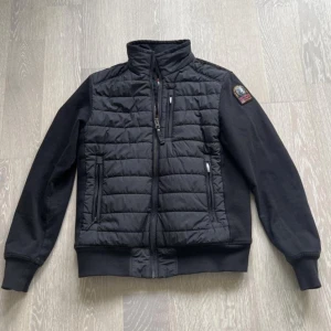 Parajumper cardigan junior y-s  155 cm. Skick 9/10 - Ny skick använd runt 2 gånger