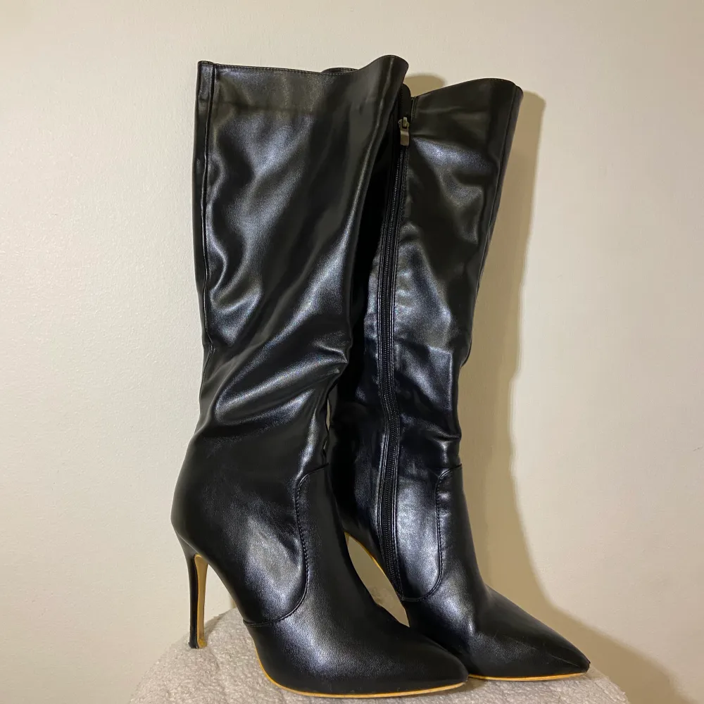 Höga boots med spetstå och stilettoklack. St 39, hög klack. Använts en del, helt ok skick. Säljer därav för 100 kr.. Skor.