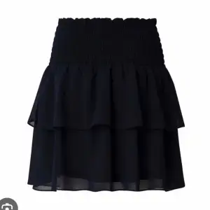 Svart Chelsea kjol i bra skick i strl M, säljer då den ej används 