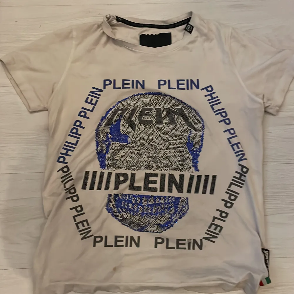 Jag säljer en  Philipp plein tröja som ny använt 2 gånger pass inte mig så säljer den storlek s . T-shirts.