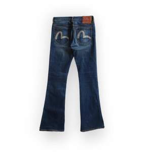 Mörka raka/utsvängda lågmidjade Evisu jeans. Storlek W28 motsvarar ungefär st 34 EU. Fråga gärna om fler bilder 💕