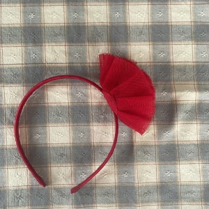 Rött diadem❤️ - Använt några gånger när jag var liten❤️ Inte söndrigt!  Fråga om du undrar något❤️