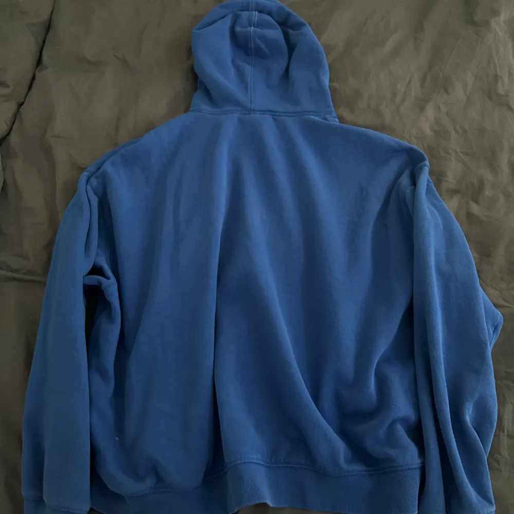 Sååå mjuk o skön hoodie, måste rensa ut kläder så därför jag säljer . Hoodies.