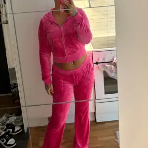 Set från Juicy Couture, använt fåtal gånger. Strl S i byxorna(lowaist) och strl M i hoodie. 