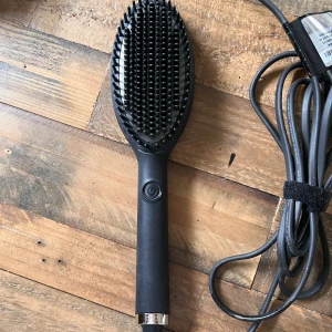 Värmeborste - NYSKICK!  Värmeborste från GHD - nypris 1899kr  Går att platta, locka och göra blowouts med (om du har rullar) 