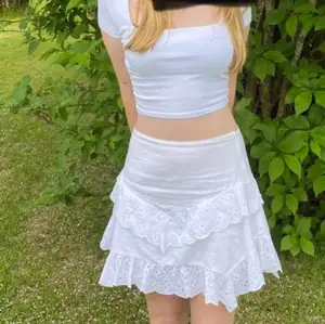 HELT SLUTSÅLD! Jag säljer denna vita kjol från BikBok eftersom den inte passar längre. Har ändast användt 1 gång vilket var på första bilden. I jätte bra skick och perfekt till sommarn. Är lite high waist men går lätt att vika ner. Pris kan diskutera