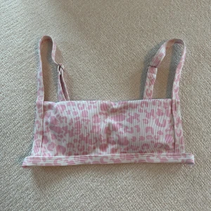 Leopard Bikini Top - En rosa och vit leopard mönstrad bikini top från Zaful! Modellen är så cool och fin på denna överdel!! 🫶🏼🫶🏼 Använd endast en gång! 💅🏻 Är i storlek 36 men passar även 34.