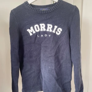 Stickad marinblå tröja - Tveka inte på att höra av er för mer information💕