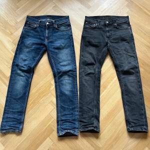 Säljer dessa två par skitsnygga nudie jeans som är i exakt samma storlek och modell. De svarta har blivit använda 2-5 gånger medan de blåa har använts i typ två veckor.  Nypris på båda är 1600kr och modellen är Lean Dean. 