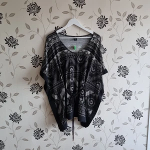 Lindex blus, strl: S/M, strandklänning, mönstrad, svart, vit - Strandklänning / blus med snörning i midjan från Lindex med "sustainable choice". Storlek S/M. Ej använd, lappen kvar. OBS! Jag kan inte skicka något vecka 26.