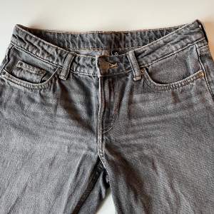 Jättefina gråa jeans! Dom är straight men lite Boutcut! Har använt mycket män ändå bra skick inga hål eller så!