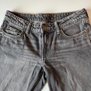 Jeans - Jättefina gråa jeans! Dom är straight men lite Boutcut! Har använt mycket män ändå bra skick inga hål eller så!
