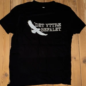 4. Svart Det Yttre Befälet T-shirt S - Det Yttre Befälet merch gjorda av bandet själva. T-shirt i bra skick.