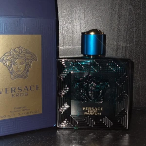 HELT NY Versace Eros (Parfum) NY PRIS: 1650 - Den är helt ny! Sprutade en gång men luktade inte som jag minns den så säljer den som helt ny! Ny pris 1650 kr. Mitt pris: 899